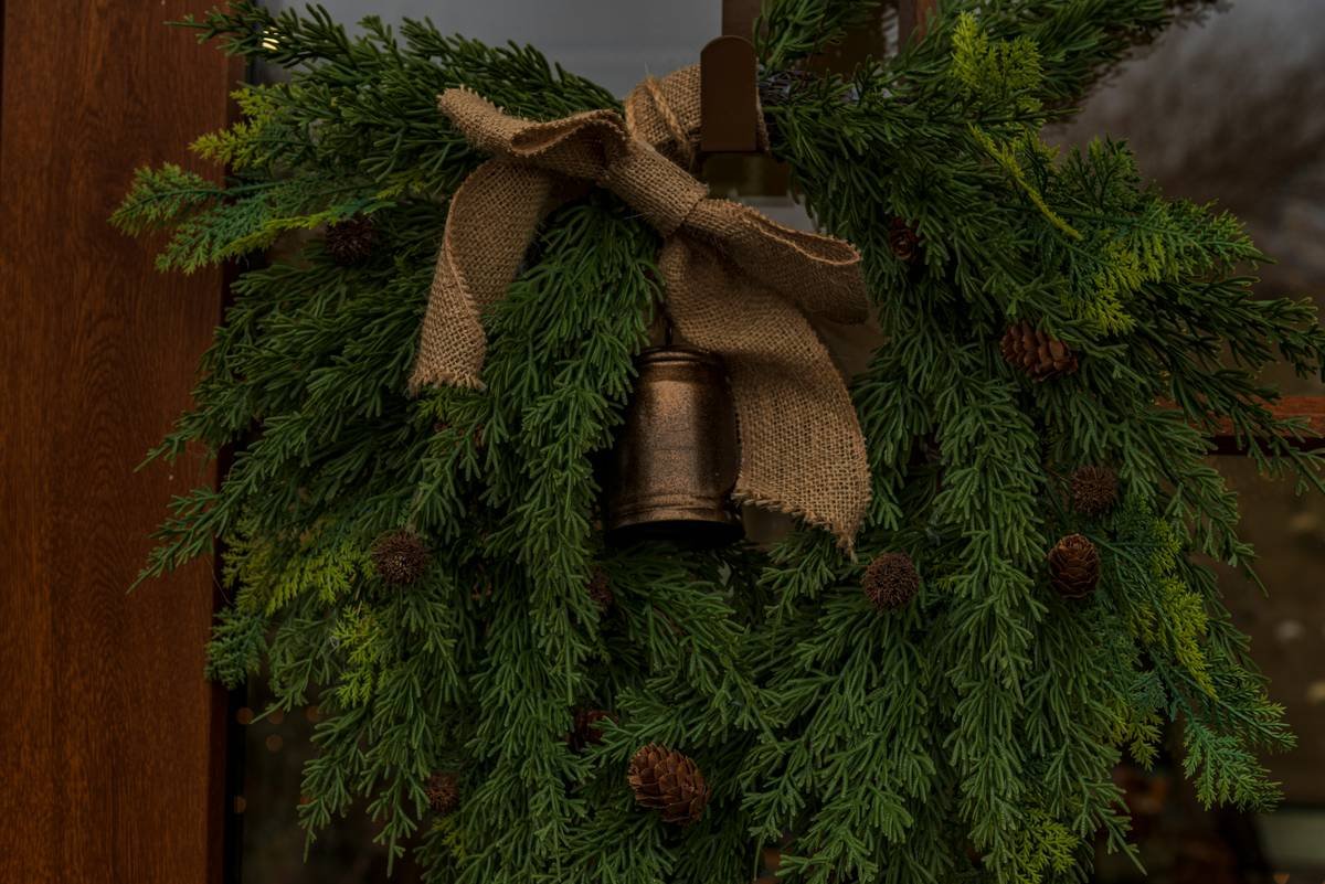 Infographic comparing burlap vs. synthetic tree skirts: durability, eco-friendliness, styling versatility