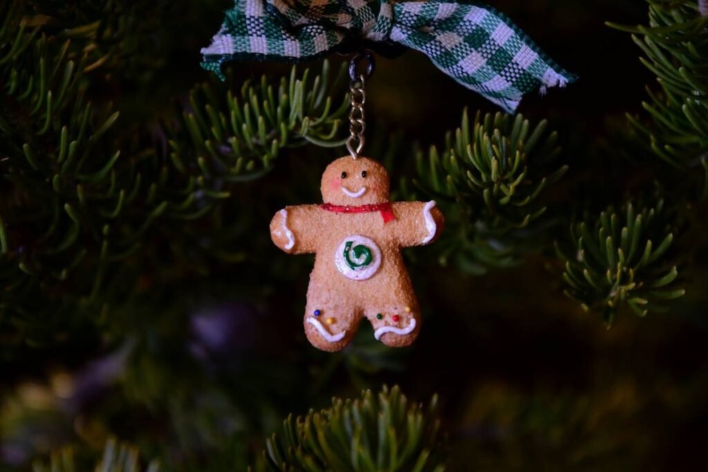 Why Your Christmas Tree Looks “Meh”—and How a Glass Finial Drop Fixes It Instantly