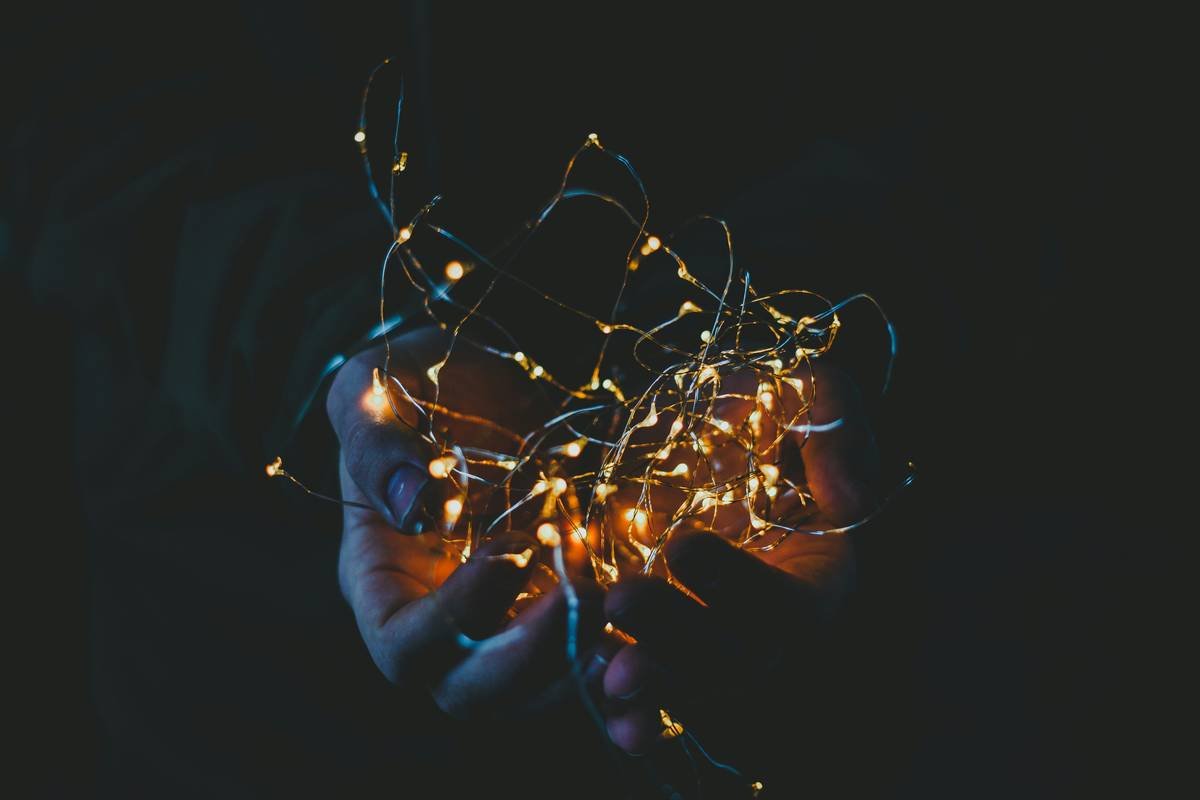 Why Your Outdoor Christmas Lights Keep Falling—And How a Magnetic Roof Clip Solves It for Good