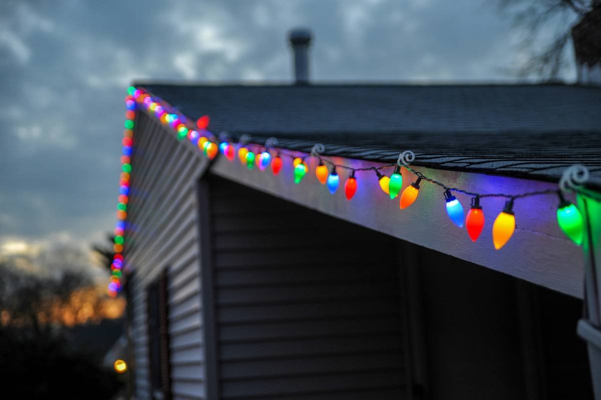 Professional installation of gutter clip c7 on aluminum rain gutters with C7 Christmas lights